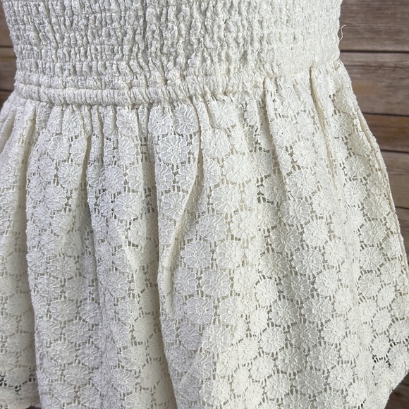 NWOT Hollister smocked top - Picture 3 of 6